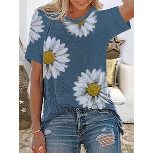 NWOT Graphic Daisy Tee